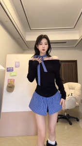 เสื้อเบลาส์ แขนยาวผู้หญิง คอปาดไหล่ ดีไซน์แต่งชายเสื้อชั้นในเป็นลายสก็อตสีน้ำเงิน ระบายผ่าหน้า ผ้าฟลีซ นุ่ม แถม! ผ้าพันคอใส่คู่กัน เสื้อยืดผู้หญิง #6912