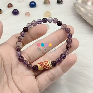 “พราว” สร้อยข้อมือ หินโป่งข่ามอเมทิสต์ (Phantom Amethyst) 💜💜 หินแห่งการปกป้องคุ้มครอง ขนาดหิน 6 มิล + ชาร์มปลาคาร์ป (โลหะชุบ) ขนาดยาว 1.5 ซม. เสริมความมั่งคั่งและความโชคดี 🍀