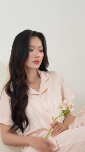 Bộ mặc nhà nữ WINNY chất lụa satin Set pyjama nữ lụa satin bóng mượt quần dài tay ngắn | 1MNSA26001D