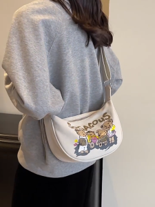 Leisure Store กระเป๋าสะพาย กระเป๋าผู้หญิงการ์ตูนหมี น่ารักๆ กระเป๋าข้าง กระเป๋าผ้าใบแฟชั่น กระเป๋าเกี๊ยว กระเป๋าสะพายเฉียง สไตล์เกาหลี กระเป๋าอานม้า ผ้าใบ แฟชั่นสาวๆ