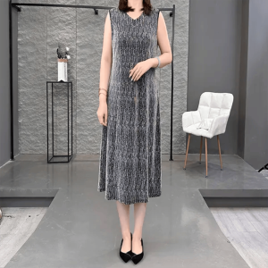 Summer New V-neck Dress Shiny Thread Sleeveless Vest Dress Women Slimming Inner Wear Dress Commute Style A-line Skirt
