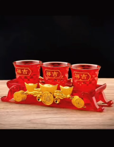 การบูชาแบบจีนบูชาถ้วยสีแดงชุดแบบดั้งเดิมอธิษฐานขอพรและเคารพพระเจ้าถ้วยพิเศษเรียกโชคลาภนาเซียงพิธีรู้สึกดี