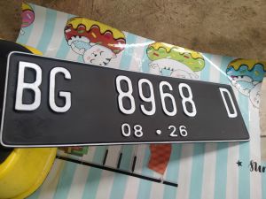 flat mobil berlogo timbul 1pcs sebelah warna hitam flat mobil murah
