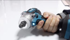 Kamolee Brushless 520N.M Electric Wrench 1/2\" 1/4\" Bolt Opener\\n\\n Keunggulan Kamolee Brushless 520N.M Electric Wrench\\n\\nKunci listrik Kamolee Brushless 520N.M Electric Wrench DTW285 merupakan alat angkat listrik yang kuat dan multifungsi, ideal untuk kerja berat. Dengan torsi maksimum 520N.m dan kecepatan tanpa beban hingga 6200 rpm, Kamolee Brushless Electric Wrench menjadi pilihan yang tepat bagi para profesional di bidang konstruksi, pemeliharaan, pertukangan, dan lainnya.\\n\\n Torsi Tinggi dan Variabel Stepless\\n\\nKunci listrik Kamolee Brushless 520N.M Electric Wrench DTW285 memiliki torsi tinggi hingga 520N.m, memberikan daya dorong yang kuat saat mengencangkan atau melepaskan baut. Selain itu, alat ini juga dilengkapi dengan sakelar kecepatan variabel stepless, memungkinkan pengguna untuk menyesuaikan kecepatan sesuai kebutuhan.\\n\\n Multi Fungsi dan Kuat\\n\\nKunci listrik Kamolee Brushless 520N.M Electric Wrench DTW285 cocok untuk berbagai aplikasi kerja berat, seperti konstruksi di tempat, pemeliharaan, pertukangan, dan lainnya. Dengan drive persegi 1/2\\\" dan 1/4\\\", alat ini dapat digunakan untuk mengencangkan atau melepaskan baut dengan diameter yang berbeda.\\n\\n Motor Tanpa Sikat & Dampak\\n\\nKunci listrik Kamolee Brushless 520N.M Electric Wrench DTW285 dilengkapi dengan motor tanpa sikat, yang tidak menghasilkan percikan api saat bekerja. Motor ini juga memiliki ketahanan aus yang tinggi, sehingga dapat digunakan untuk jangka waktu yang lama.\\n\\n Spesifikasi Teknis\\n\\nBerikut adalah spesifikasi teknis Kamolee Brushless 520N.M Electric Wrench DTW285:\\n\\n- Kecepatan tanpa beban: 0-6200 rpm\\n- Frekuensi dampak: 0-6200 ipm\\n- Torsi maksimum: 520N.m\\n- Drive persegi: 1/2\\\"、1/4\\\"\\n- Kehidupan pelayanan rata-rata: 3500 jam\\n\\n Penggunaan dan Aplikasi\\n\\nKunci listrik Kamolee Brushless 520N.M Electric Wrench DTW285 cocok untuk berbagai aplikasi kerja berat, seperti konstruksi di tempat, pemeliharaan, pertukangan, dan lainnya. Alat ini kompatibel dengan batere Makita 18V, sehingga dapat digunakan di mana saja dan kapan saja.\\n\\n Batere Makita 18V Kompatibel\\n\\nKunci listrik Kamolee Brushless 520N.M Electric Wrench DTW285 kompatibel dengan batere Makita 18V, sehingga dapat digunakan di mana saja dan kapan saja.\\n\\n Lampu Kerja LED\\n\\nKunci listrik Kamolee Brushless 520N.M Electric Wrench DTW285 dilengkapi dengan lampu kerja LED, yang membantu pengguna bekerja di area yang gelap atau minim cahaya.\\n\\n Tindakan Pencegahan\\n\\nBerikut adalah beberapa tindakan pencegahan yang harus diikuti saat menggunakan kunci listrik Kamolee Brushless 520N.M Electric Wrench DTW285:\\n\\n- Karena pengukuran manual, perkenankan kesalahan 1-2 cm.\\n- Warna mungkin berbeda karena perbedaan tampilan, harap dipahami.\"\n}