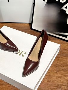 สีแดงไวน์สีแพลตฟอร์มกันน้ํารองเท้าส้นสูง ผู้หญิง ส้นบาง 2024 ใหม่ เซ็กซี่ หลากหลาย รองเท้าส้นเตี้ยสบายรองเท้าเดียว