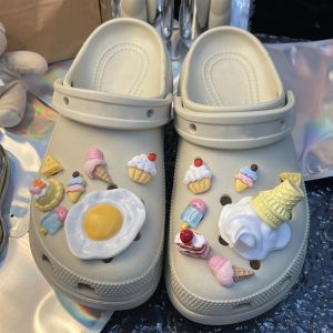 ฤดูร้อน น้ําแข็ง สีครีม ธีม 3D ตกแต่งรองเท้าหัวเข็มขัดดอกไม้อุปกรณ์เสริม Universal Fit สําหรับรองเท้าแตะ Crocs และรองเท้ารูรูอื่น ๆ