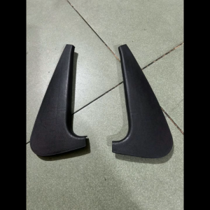 Ốp tam giác cửa ngoài trước gắn xe tải hyundai mighty II gắn như zin giá 1 cái.