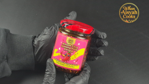 Crunchy Garlic Chilli Oil (100% HALAL) by Nuraisyah Amin