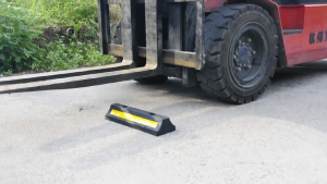 Braun Mall  - ยางกั้นล้อรถ รถยนต์ แถบยางสะท้อนแสง ยางหยุดรถ หนุนล้อ พร้อมพุกยึด (ราคาต่อ 1 ชิ้น)