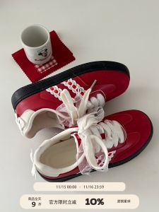 รองเท้าเด็กซ์สีแดงสำหรับผู้หญิง รองเท้าลำลองแบบสวมสบาย สไตล์วินเทจ ระบายอากาศได้ดี ทรงกลม หัวเข็มขัด ดีไซน์ปะติด