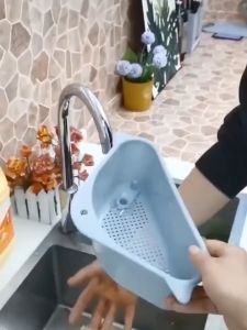 Gantungan Keran Wastafel Saringan Bak Tempat Sabun Cuci Piring Buah Sayur Rak Sudut Segitiga Multifungsi