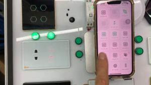 Ổ Cắm Tích Hợp 2 Nút Công Tắc Wifi Hunonic Viền Vàng Bật Tắt Từ Xa Trên Điện Thoại & Ra Lệnh Giọng Nói