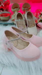 รองเท้าคัชชูเด็ก ไสตล์เจ้าหญิง รองเท้าแฟชั่นเด็กผู้หญิง มีสายรัดประดับผีเสื้อเพชรใส่ออกงานแต่งงานโรงเรียนสีขาวครีมชมพู
