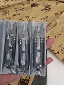 Small carbon steel scissors thread cutting head household U-碳钢小剪刀剪线头家用U型弹簧纱剪十字绣锰钢服装裁缝纫小号剪子