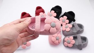 Giày tập đi đế mềm chống trượt đính hoa xinh xắn cho bé gái