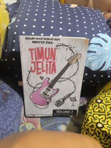 Novel Timun Jelita Volume 2 * Ini adalah novel komedi yang ditulis oleh Raditya Dika. Volume kedua dari seri novel Timun Jelita.
