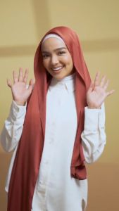 Alhumaira Noele Premium Shawl satin shawl made from Premium Satin Silk lightweight fabric that stay comfortable all day drapes flawlessly highlighting the satin sheen beautifully elegance