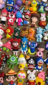 [รูปแบบสุ่ม] พวงกุญแจตุ๊กตาอินเทรนด์ของเล่นการ์ตูนพวงกุญแจพีวีซีจี้กระเป๋าของขวัญเล็กๆ น้อยๆ