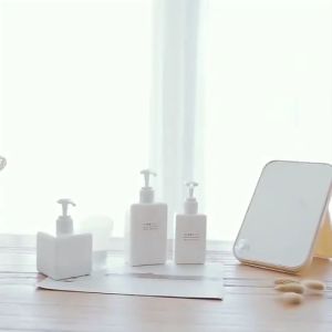 กระจกแต่งหน้า กะจกแต่งหน้า กระจกน่ารักๆ กระจกมีขา กระจกพกพา กระจกแต่งหน้าตั้งโต๊ะ แบบพกพา แบบพับเก็บได้ มี ให้เลือก 3 สี แข็งแรงทนทาน