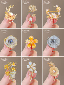 Fashionable Pearl Camellia Brooch Pin Womens High-End Elegant Mini Fragrance Style Chest Flower Design Unique Clothing Accessory