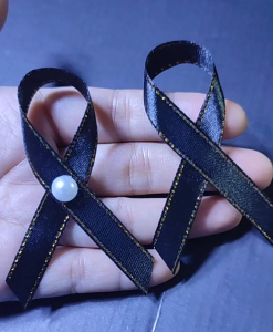 เข็มกลัดไว้อาลัย ริบบิ้นดำขอบทอง โบว์ไว้ทุกข์ ริบบิ้นผ้าซาติน 10 mm.