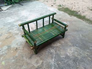 เก้าอี้ไม้ไผ่ขนาดเล็ก แข็งแรงทนทาน  เคลือบเงาอย่างดี ขนาด กว้าง 45 เซน ยาว 1เมตร สูง 50เซน สูงพื้นถึงที่นั่ง 20 เซนติเมตร