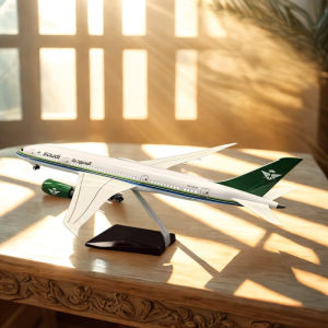 Mô Hình Máy Bay Boeing 787 Của Hãng Hàng Không Saudi Arabian Airlines Tỷ Lệ 1/130 Chất Liệu Nhựa Resin Kích Thước 47CM Đồ Chơi Sưu Tầm Để Trưng Bày