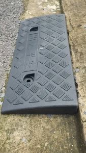 Cầu dốc bục lên xuống xe máy xe hơi cao 15cm 10cm 5cm. 4cm. 3cm  bằng nhựa. cầu dắt xe máy lên xuống bậc thềm