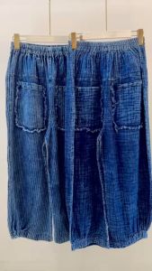 กางเกงผ้าฝ้าย ผ้าฝ้ายสาลู ผ้าฝ้ายทอลาย สีม่อฮ่อม ทำหินขัด (Stone Wash) ทรงขากว้าง จั๊มปลายขา มีกระเป๋าด้านหน้า 2 ข้าง ผ้าเนื้อนุ่มมาก ๆ