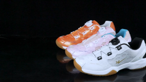 รองเท้ากีฬาชาย WAVE รุ่น 2025 สีขาว/เขียว/ส้ม วัสดุไนลอนและโฟม สไตล์สปอร์ต ใหม่ Size 37-44 A3แบดมินตันรองเท้าสำหรับผู้ชายผู้หญิง Professional รองเท้าเล่นกีฬาผู้ชายรองเท้าวิ่งรองเท้า Breathable Hard-Wearing Anti-ลื่นรองเท้าวิ่งน้ำหนักเ aerus Z รองเท้าแบดมิ