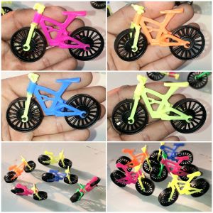 Lắp ráp 1 chiếc xe đạp mini bằng nhựa nhiều màu sắc( giao màu ngẫu nhiên)