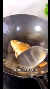 Chảo thép đen tay cầm nhôm + gỗ chống nóng  Chảo chuyên dùng trong quán ăn  nhà hàng (Chảo chưa qua toi lửa) Tặng 1 chổi chùi chảo