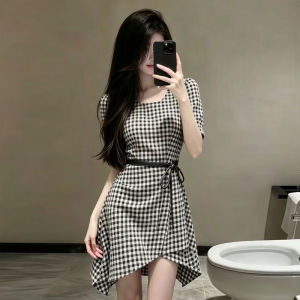 SENWA | Đầm Ngắn Ôm Body Hình Caro Đen Trắng Phong Cách Retro Pháp Mới 2026