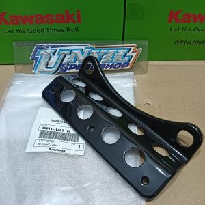 BREKET FAIRING SSR STAY UPPER BREKET DUDUKAN FAIRING KRR KR150 SSR  ORIGINAL KAWASAKI THAILAND