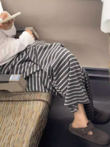 กางเกงขากว้างลายทางสีเทาสำหรับผู้หญิง กางเกงขายาวทรงหลวมบางสบาย ๆ สำหรับฤดูใบไม้ผลิและฤดูใบไม้ร่วง สไตล์ย้อนยุค ทรงหลวม ทรงสลิม ทรงหลวม กางเกงขายาวลำลองสำหรับเดินเล่น