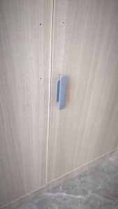 มือจับประตูตู้เสื้อผ้าสไตล์โมเดิร์น 2 ชิ้น ขนาด 5.9 นิ้ว มือจับลิ้นชักในครัว พร้อมเทปกาวติดแน่น มือจับสำหรับตู้และตู้เก็บของ อุปกรณ์ฮาร์ดแวร์เฟอร์นิเจอร์สำนักงานในบ้าน