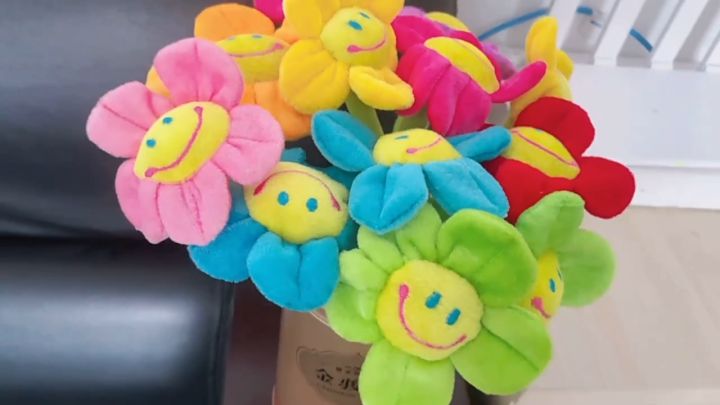 🌻ช่อดอกไม้ยิ้ม ช่อดอกไม้ทานตะวัน ตุ๊กตาดอกไม้ การจำลองแบบจำลอง ของเล่นตุ๊กตา ของขวัญสำหรับเด็ก ศิลปะผ้าศิลปะ ของเล่นนุ่มๆ ของขวัญวันตรุษจีน ของขวัญวันเด็ก วันครู