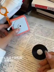 Retro Tape Recorder Keychain Funny Record Player Keyring Halloween Surprise Gift for Best Friends 唱片机