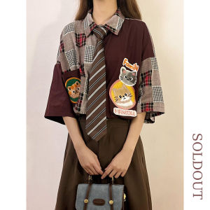 เสื้อเชิ้ตแขนสั้นลายปักสีบล็อกสไตล์ย้อนยุคสไตล์อเมริกันสำหรับผู้หญิง ทรงหลวม ปักลายแมว ฤดูร้อน 2024 ผ้าฝ้ายแท้ 100%