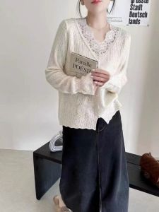 French Style V-Neck Lace Trim Knitted Top Womens Spring Autumn Long Sleeve Base Shirt Design Sensation Korean Loose Fit Knitwear