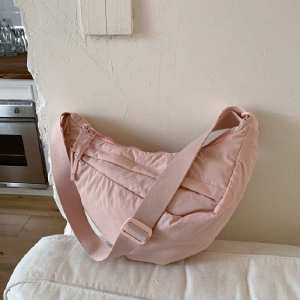 กระเป๋าสะพายข้างผู้หญิง รุ่นปี 2025 ทรงเกี๊ยว ขนาดใหญ่ น้ำหนักเบา แฟชั่น ทันสมัย เหมาะสำหรับเดินทาง ทำงาน ออกกำลังกาย และจัดเก็บของ