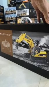 Máy xúc huina 550HD tỉ lệ 1:14 coa phun khói