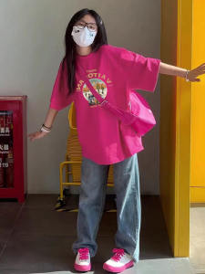 เสื้อยืดผ้าฝ้ายสําหรับผู้หญิงในสีแดงที่ได้รับความนิยม พอดี คอกลม แขนสั้น เสื้อยืดสบายๆ ในฤดูร้อนพร้อมตัวอักษร/ตัวเลข/ฉากข้อความและลายการ์ตูน