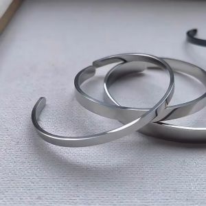 Vòng tay nam chữ C bóng 8mm đẹp thép không gỉ