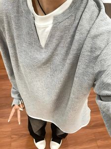 เสื้อสเวตเตอร์คอวีแขนยาวทรงหลวมสำหรับผู้ชาย สีเทา มีรูปทรง ดีไซน์เก๋ไก๋ ใส่ได้ตลอดทั้งปี เสื้อเชิ้ตพื้นฐาน