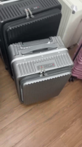 การจัดส่งรวดเร็วกระเป๋าเดินทางล้อลาก (กระเป๋าเปิดหน้า) กระเป๋าเดินทาง เฟรมซิป ฝาเปิดหน้า ซิปขยายข้าง จุของได้เยอะ มุมกันกระแทก