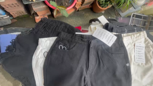 Quần short kaki không giãn màu đen và trắng size S đến XL chất liệu kaki không giãn phù hợp cho cân nặng từ 38 đến 57kg. MÃ QUẦN QTT01
