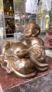 Tượng di lặc bằng đồng đỏ khảm tam khí ngồi ngả cầm thỏi vàng (DxRxC 70x55x50cm nặng 40kg)