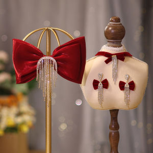 คลิปผมโบว์ผีเสื้อชุดเจ้าสาวสไตล์จีน 2024 ทรงหางม้าสีแดง ตกแต่งด้วยขนตุ๊กตาผีเสื้อ คลิปผมสไตล์เกาหลี ไม่ต้องรับประทาน