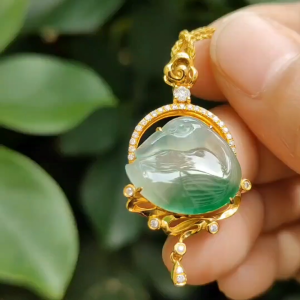 Very Rare Premium Natural Type A Jadeite-Jade with Green and Green Hue Good Translucent set with 18k Gold crafted as Swan Pendant certificate weighs 3.55 grams measurement 37 * 20 * 6.5 mm (18kp67)